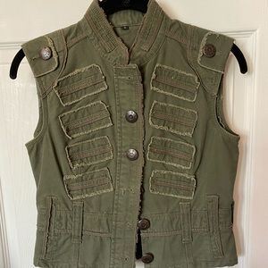 B. B. Dakota vest
